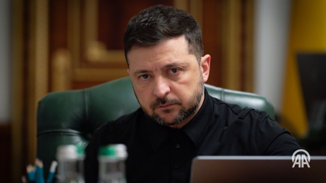 Зеленский Украина готова открыть новые кластеры переговоров с ЕС Опубликованный отчет Европейской комиссии в рамках Пакета расширения Европейского союза подтверждает готовность Украины открыть кластеры 1 2 и 6 в переговорном процессе о вступлении в ЕС Об этом заявил президент Украины Владимир Зеленский в своем Telegram канале По словам главы государства это лучший результат оценки на сегодняшний день и доказательство того что даже во время конфликта страна продолжает реформы и адаптацию к европейским стандартам Подробнее на нашем сайте v aa com tr 3734921 24 7 в сутки с Агентством Анадолу