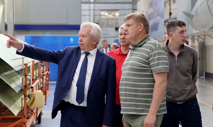 Анатолий Серышев посетил Иркутский авиазавод и ознакомился со сборкой МС-21  Полпред президента РФ в СФО Анатолий Серышев побывал на Иркутском авиационном заводе — филиале ПАО «Яковлев», где собирают отечественный среднемагистральный лайнер МС-21.  Во время визита он осмотрел производственные цеха, логистический центр и провёл рабочую встречу с руководством предприятия. С генеральным директором Александр Вепревым обсудили развитие производства, кадровую политику и инвестиции в обучение сотрудников. Сегодня на заводе трудятся около 12 тыс. человек, а ежегодно обучение и переподготовку проходят до 5 тыс. из них.  Завод — один из крупнейших налогоплательщиков региона и активно внедряет экологичные технологии, снижая нагрузку на природу Прибайкалья.  «Авиация — стратегически важная для Сибири отрасль. Развитие отечественного авиастроения — ключ к технологическому суверенитету страны», — отметил Серышев.  МС-21 — один из флагманских проектов современного российского авиапрома.  Фото: пресс-служба полпреда в СФО     Прислать новость