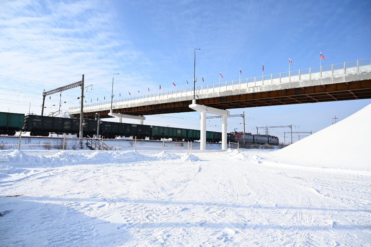 Запустили движение по новому путепроводу в Новобурейском Объект построенный по концессии с привлечением федеральных средств особенно важен он соединил региональные дороги с трассой Амур Работы выполнены качественно на объекте трудились специалисты Группы компаний Бамтоннельстрой Мост Это наш проверенный и надежный подрядчик Следующим на очереди станет путепровод в Белогорске который планируется сдать досрочно Далее предстоит строительство подобных объектов в Завитинске Возжаевке и Благовещенске Напомню что также этой осенью запустили в эксплуатацию путепровод в Серышеве Основная задача всех этих сооружений повысить безопасность людей Увеличение пропускной способности Транссиба сокращает интервалы между поездами и увеличивает время ожидания на переездах Новые путепроводы позволят автомобилистам пересекать железную дорогу быстро и безопасно Следите за новостями здесь и в MAX канале