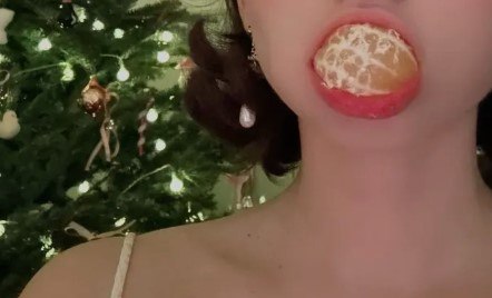 20 летняя москвичка чуть не задохнулась пытаясь на спор проглотить целый мандарин Подвыпивший друг ринувшийся спасать умирающую от удушья сломал ей ребро Но последнее помогло и мандарин из горла вылетел