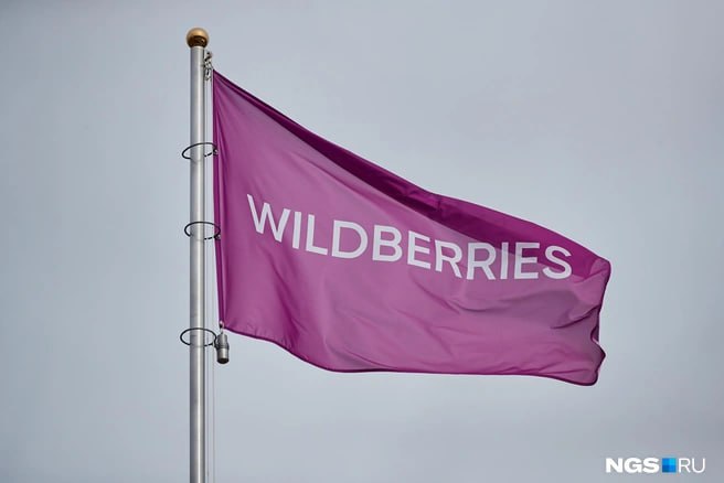 В Екатеринбурге уже четыре месяца стоит закрытым склад Wildberries на улице Перспективной, где в мае погибла сотрудница. В компании обещали, что логистический центр заработает в течение полутора месяцев после трагического происшествия, но процесс затянулся.  — Мы находимся на финальной стадии открытия склада. Мы обязательно сообщим дополнительно, когда это произойдет, — ответили   в пресс-службе Wildberries.  На вопрос, как закрытие склада влияет на сроки доставки товаров, нам ответили так:  — Компания уделяет большое внимание Свердловской области с точки зрения развития логистики. Мы оптимизируем цепочки поставок и всегда выбираем наиболее быстрые маршруты.   Wildberries доставляет заказы покупателям не только из логоцентров в регионе, но и со складов по всей стране, в том числе и удаленных от Екатеринбурга — в зависимости от того, где заказанные товары есть в наличии на хранении. Wildberries делает всё, чтобы покупатели и предприниматели Свердловской области могли получать высококачественные услуги и развивать свой бизнес с надежным партнером в лице маркетплейса.  В пресс-службе добавили, что в сравнении с прошлым годом компания сократила срок доставки на 15 часов.