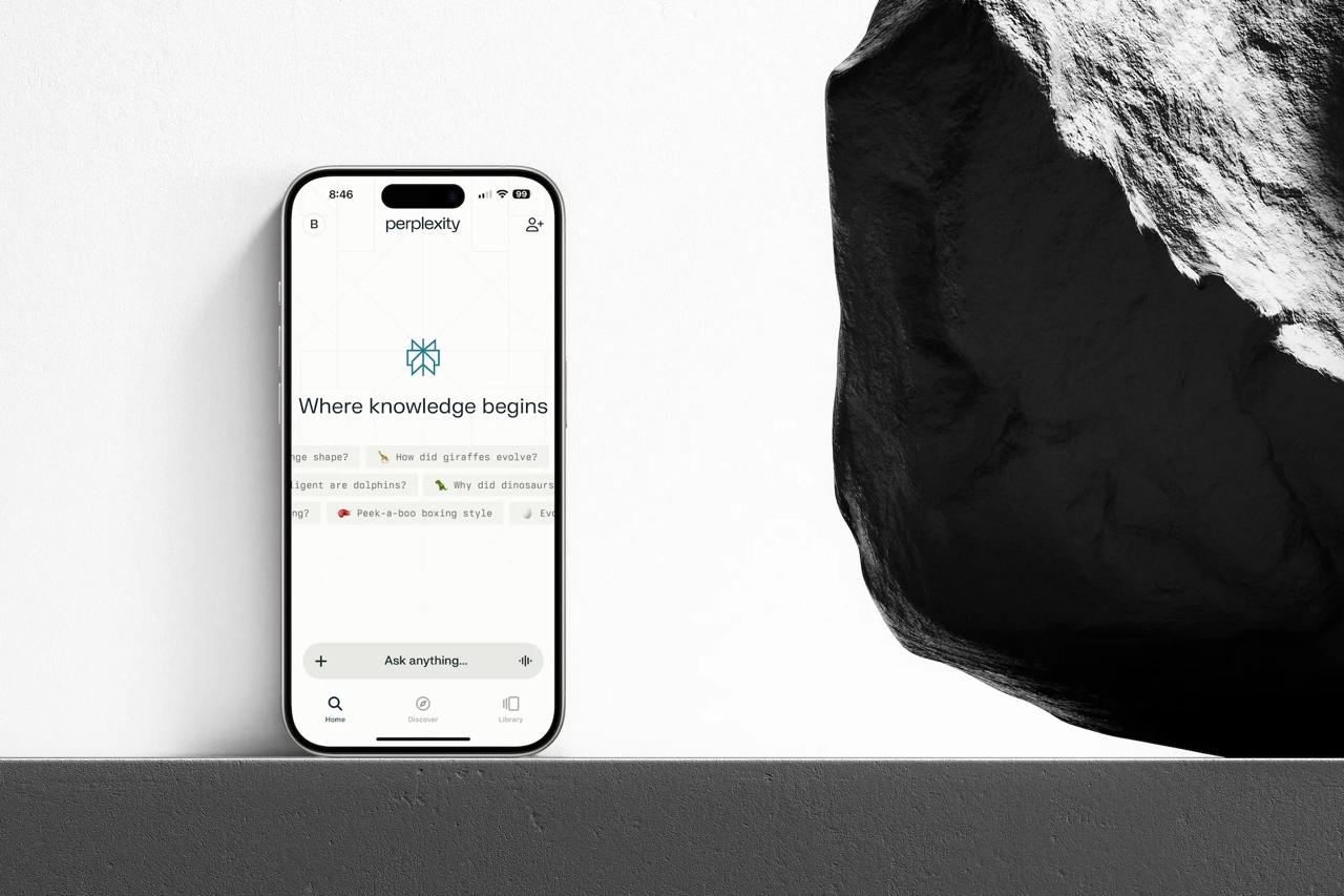 Когда денег немерено но жадность берёт верх Apple хочет купить Mistral AI и Perplexity Топ менеджмент Apple обсуждал приобретение стартапов Mistral AI и Perplexity сообщает The Information Причём инициатива исходит от главы отдела сервисов Эдди Кью Ранее Кью поддерживал предложения Apple о приобретении Netflix и Tesla которые отклонил Тим Кук А ведь сейчас мы бы могли получить абсолютно другую Apple К слову остальные руководители включая Крейга Федериги не очень хотят приобретать стартапы в области ИИ заверяя что компания может разработать собственный ИИ самостоятельно По данным инсайдеров пока всё упирается в деньги Apple не решается заключить сделку на несколько миллиардов долларов К слову компания очень редко тратит более 100 млн на приобретение стартапов Из исключений можно выделить покупку Beats за 3 млрд и бизнес Intel по беспроводным модемам за 1 млрд Но тут есть и другой фактор если власти США запретят Apple использовать Google в качестве поисковой системы по умолчанию на её устройствах компания может быть вынуждена приобрести стартап разработавший поиск на базе ИИ iguides