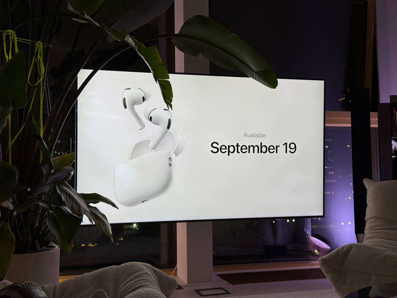 Новые AirPods Pro 3 Как и предполагалось добавился перевод в реальном времени не сказали заработает сразу или надо будет ждать полгода изменили форму наушника чтобы он удобнее сидел в ушах большего числа людей добавили датчик измерения пульса увеличили время работы от батарейки