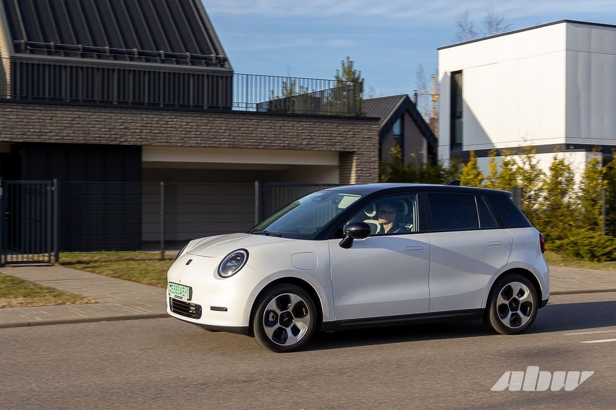 Теперь точно без растаможки правительство приняло постановление о ввозе электромобилей C 22 января вступило в силу решение Евразийской экономической комиссии ЕЭК о беспошлинном ввозе электромобилей Теоретически с этой даты в Беларусь можно ввозить электрокары без пошлины Но только теоретически сегодня 23 января читатели стали сообщать о том что таможня не выдает справки для нулевой растаможки автомобилей Как оказалось в развитии темы беспошлинного ввоза ожидали появление постановление Совмина Как сообщил ГТК Беларуси вечером в пятницу оно принято правительство определило Государственный таможенный комитет уполномоченным органом который будет выдавать необходимые документы Соответствующее постановление подписал премьер