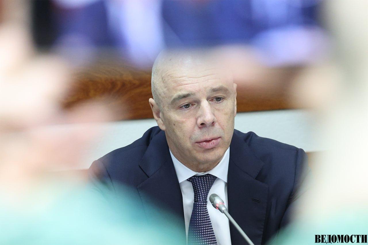 Дефицит бюджета в 2025 году составил 2 6 ВВП сообщил глава Минфина Антон Силуанов Как и планировали 2 6 ВВП сказал министр цитата по Интерфаксу   В период с января по ноябрь бюджет был исполнен с дефицитом в размере 4 276 трлн рублей что составило 2 ВВП В законе о бюджете на 2025 год был предусмотрен дефицит в 1 173 трлн рублей 0 5 ВВП Весной в него внесли поправки увеличив дефицит до 3 792 трлн рублей или до 1 7 ВВП Осенью его скорректировали еще раз доведя до 5 737 трлн рублей что эквивалентно 2 6 ВВП Telegram Max