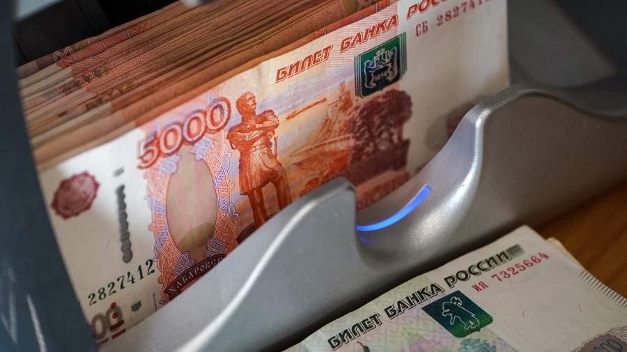 Даже американцы отказываются от доллара Компании из США начали платить России рублями История с дедолларизацией получила новый поворот Некоторые американские компании начали рассчитываться рублями за поставки металлов удобрений и урана Делают это через банки посредники которые конвертируют платежи и переводят деньги поставщикам В первом полугодии 2025 года товарооборот России и США вырос почти на треть до 2 8 млрд долларов из которых 2 5 млрд пришлись на российский экспорт При этом доля рубля в расчетах с американским регионом подскочила в июне до 68 Для сравнения год назад этот показатель был всего 29 Рост заметен и в других направлениях По всем странам в среднем половина импортных расчетов теперь идет в рублях С Карибами показатель превысил 80 в Африке и Океании около 70