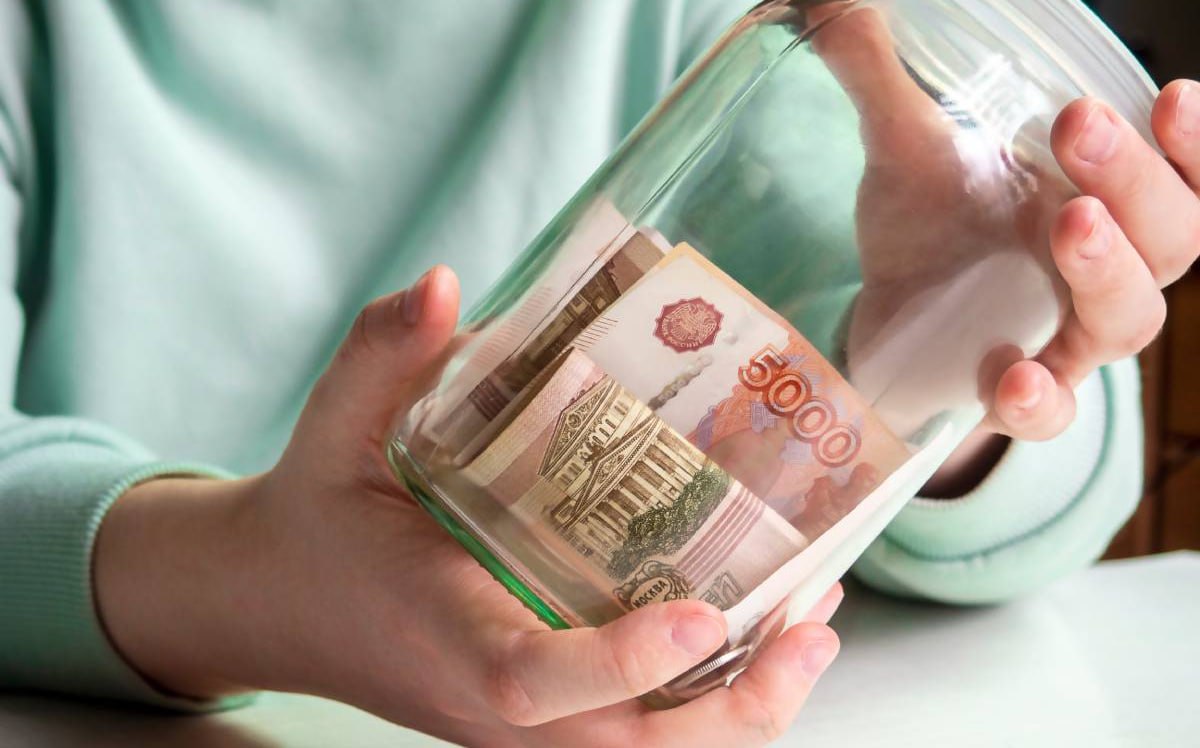 С 1 июля появятся социальные счета и вклады Эти банковские продукты будут действовать для получателей мер соцподдержки - для их оформления нужно иметь доступ к «Госуслугам» и электронной подписи. На остаток на счете каждый месяц будут начисляться проценты по самой высокой ставке, которая действует в банке для вкладов физлиц сроком от месяца до года включительно. Одно физическое лицо может открыть один социальный счет и один социальный вклад в рублях, при этом они могут быть в разных банках. Вклад не может превышать 50 тыс. рублей и открываться на срок 1 год, но может пролонгироваться на тот же срок.