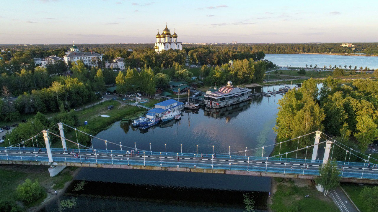 В Ярославле установят датчики для контроля загрязнения воздуха  Стационарный пост контроля позволяет получать объективные данные о состоянии воздуха в автоматическом режиме.  Эколог, член экспертного совета комитета Государственной Думы РФ по экологии, природным ресурсам и охране окружающей среды Максим Токарев в программе "Разное время" о мониторинге качества воздуха в регионах:  Штрафы – это как бы одна из мер, это даже полумера, потому что по-хорошему заводы должны модернизировать свое производство – уменьшать выбросы, устанавливать фильтрацию на трубы, если у них что-то там дымит и выпускается в атмосферу. Приостанавливать завод, конечно, чревато для экономики, потому что все-таки большое количество заводов – это больше градостроительные предприятия, они поддерживают экономику тех же регионов.   Здесь надо учитывать то, что датчики должны быть установлены на самих трубах, откуда выходит выхлоп. Датчики должны устанавливаться и в городах, не только в лесной зоне, как вот некоторые устанавливают – для чего, не понимаю. Мы должны заботиться о здоровье населения в первую очередь. Задумываться, чтобы у них не было никаких заболеваний: ни онкологических, ни астматических ни в коем случае.  Слушать     -канал   и скачивайте официальное приложение Радио России!