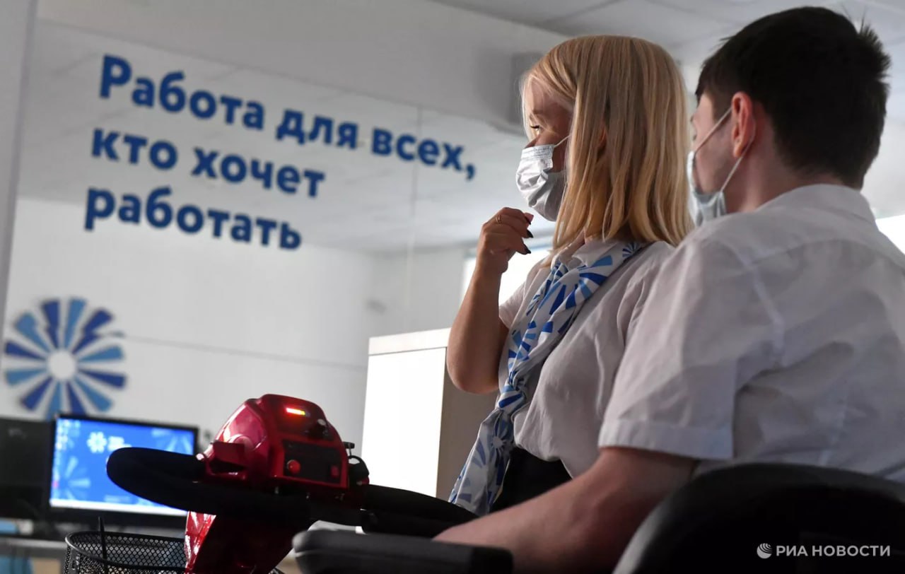 Большинство россиян около 67 намерены в этом году сменить свою профессию следует из результатов исследования hh ru которое есть у РИА Новости В частности россияне заинтересованы в развитии собственного бизнеса переходе в сферу административного персонала а также развитии в области информационных технологий и продаж Готовность к смене профессионального направления в 2026 году характерна для всех возрастных групп Однако особенно заметно это среди молодежи Более половины респондентов 18 24 лет 51 уже уверенно планируют обновления в карьере Подписаться на РИА Новости экономика Все наши каналы