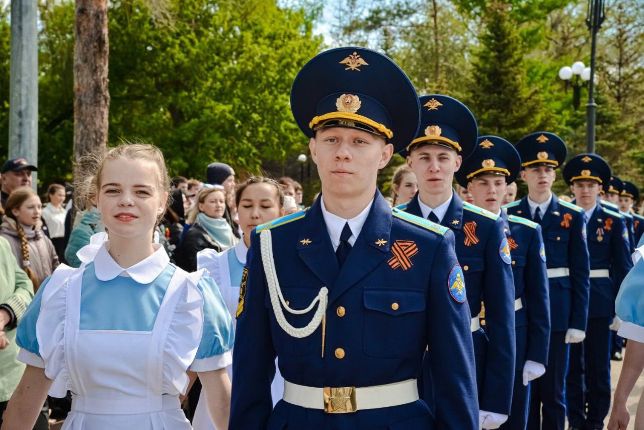 В Оренбургской области пройдет танцевальный праздник «Вальс Победы» 6 мая в 11:00 во всех муниципальных образованиях региона состоится традиционный танцевальный праздник под открытым небом «Вальс Победы». В нем примут участие воспитанники дошкольных учреждений, школьники, студенты колледжей, техникумов и вузов, семьи с детьми, а также представители общественных и ветеранских организаций. В Оренбурге к празднику присоединятся курсанты Оренбургского президентского кадетского училища, Оренбургской кадетской школы-интерната им. И.И. Неплюева. В областном центре мероприятие организуют в парке «Салют, Победа!» ул. Кирова, 1 и во дворе ОГУ пр. Победы, 13 . В нем примут участие порядка 2000 человек. Участники почтут память погибших героев Великой Отечественной войны минутой молчания, исполнят «Майский вальс» и песню «День победы», состоится чествование ветеранов и детей Великой Отечественной войны, приглашенных на праздник. «Вальс Победы» впервые прошел в мае 2015 года и получил положительную оценку со стороны общественности, ветеранов войны и труда, нашел широкий отклик в педагогическом сообществе и стал традиционным. Ожидаемое число участников в Оренбургской области – около 40 тысяч человек.