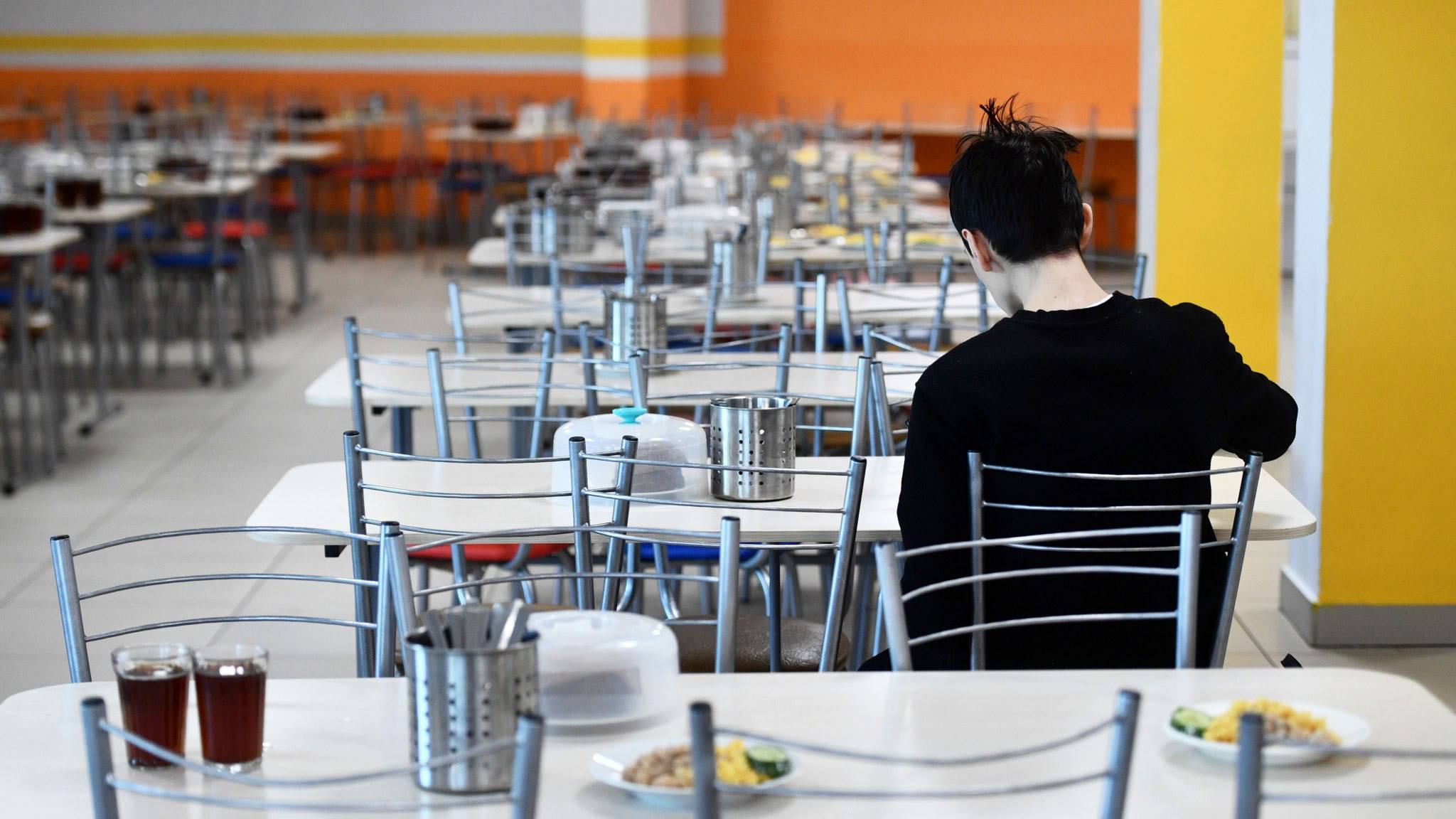 Конкурс на лучшую столовую стартовал в Гатчине Как сообщается в телеграм канале Комитета по образованию в Гатчине Ленинградской области дали старт федеральному этапу Всероссийского конкурса Лучшая школьная столовая 2025 Известно что участие приняли команды из 68 регионов страны Как организовано питание в современной школе Директор Федерального центра мониторинга питания обучающихся профессор РЭУ им Плеханова доктор экономических наук профессор Валентина Иванова в программе Наше время на Радио России Как правило родители задают вопрос Что вы делаете если ребенок отказался от еды И мы тогда начинаем смотреть как отвечают в школе например говорят Вызову родителей на следующий день разберемся Что это за ответ Двойка А ребенок в этот день остался голодным Дальше мы конечно спрашиваем еще и требования СанПиНа каким должен быть вес горячего блюда завтрака сколько калорий должно находиться в этом блюде и так далее Плюс ко всему еще работа оборудования и все остальные моменты Что делать если ребенок говорит что ему не нравится школьная еда Первое нужно посмотреть как работают другие школы В частности есть очень интересный опыт когда родители каждый день дежурят в школьном пищеблоке Не от раза к разу не тогда когда пришла комиссия провела дегустацию когда все подготовлено все красиво и так далее а каждый день И тогда уже этот родитель и организатор школьного питания спрашивают маленького пациента Почему ты не ешь почему тебе не нравится Вы знаете порой отвечает ребенок что он дома такое не ест он не привык так есть дома Слушать Подписывайтесь на Радио России в Телеграм MAX и скачивайте официальное приложение Радио России