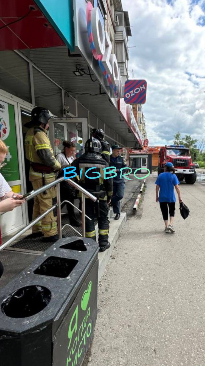 Эвакуация в магазине «Раз два» прямо сейчас из-за подозрительной сумки   «Найдена подозрительная сумка - вызвали саперов и пожарных.  Людей эвакуировали. Происходит это прямо сейчас» - подписчик.   Краснореченская 100      / реклама