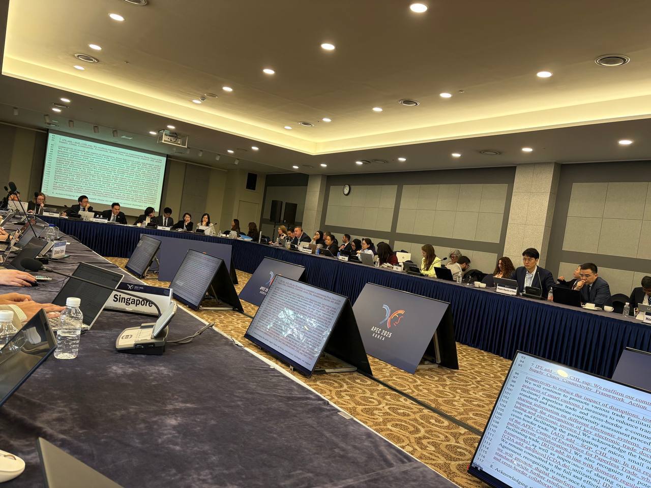 АТЭС Кёнчжу Южная Корея 26 октября воскресенье Первый день переговоров по итоговым документам недели лидеров и саммита Ключевым результатом должно стать согласование консенсусной декларации на уровне первых лиц и набора тематических заявлений В текущем году особое внимание будет уделено выработке общих подходов к проблематике 1 искусственного интеллекта 2 демографических изменений и 3 развитию культурных и креативных индустрий Имеется в виду актуализировать задачи связанные с облегчением условий для торговли и инвестиций укреплением энергетической безопасности наращиванием потенциала в сфере продовольственного обеспечения здравоохранения финансовой стабильности и проведением структурных реформ Предстоит рассмотреть прогресс и определены дальнейшие шаги по достижению установленной в АТЭС стратегической цели создания в рамках его географического ареала открытого динамичного жизнеспособного и мирного сообщества Вместе с широким кругом единомышленников настроены на подтверждении роли АТЭС как сугубо экономического форума призванного содействовать международному сотрудничеству и устранять преграды на пути продуктивного общения бизнеса научных кругов и межчеловеческих контактов Будем блокировать отдельные деструктивные попытки навязать форуму политизированные оценки и конфронтационные взгляды как это по прежнему практикуется агрессивной четверкой в составе Австралии Канады Новой Зеландии и Японии