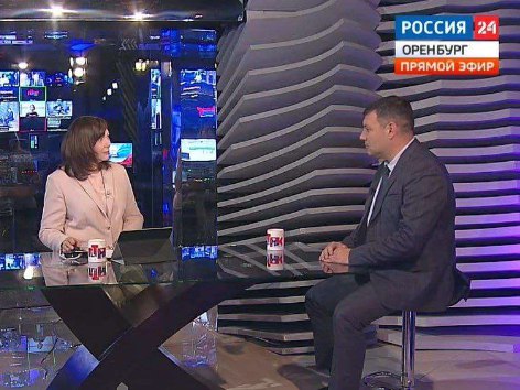 В Оренбурге в текущем году отремонтировали более 20 км дорог Про Общество При этом работы на следующий год уже стартовали с опережением графика запланировано еще порядка 20 км Об этом в эфире программы Телевышка на канале ГТРК Оренбург рассказал замглавы города по градостроительству земельным вопросам и дорожному хозяйству Владимир Гирин Среди дорог отремонтированных в этом году улицы Гастелло Державина Пионерская Шоссейная Ленинская участок от улицы 8 Марта до Пролетарской переулок Каширина и дублер улицы Терешковой На улице Ленинской работы продолжатся в следующем году запланирована замена дорожного покрытия тротуаров бордюрного камня и люков Подробнее читайте на сайте   prooren ru news obschestvo vladimir girin podelilsya itogami dorozhnoy infrastruktury orenburga za 2025 god i Фото мэрия Оренбурга oren4oren