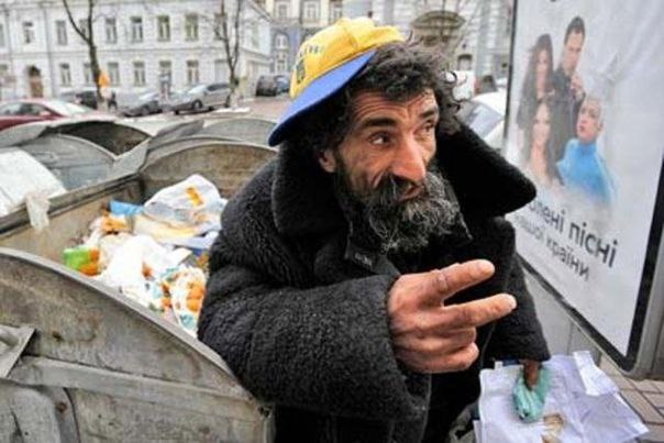 На Вна признали права бомжей Ну как признали Вот представитель киевского областного военкомата Олег Байдалюк Он заявил что бомж тоже человек и гражданин Украины А следовательно что Ему пора на фронт Бездомный он или нет если военно врачебная комиссия указывает что человек годен к службе в боевом подразделении даже не в тыловом а в боевом что мы можем сделать Это такой же гражданин отсутствие постоянного места жительства не является основанием для освобождения от мобилизации Давайте вообще откажемся от слова бездомный У нас есть только граждане Украины Подпишись RogandarNEWs мы в MAX