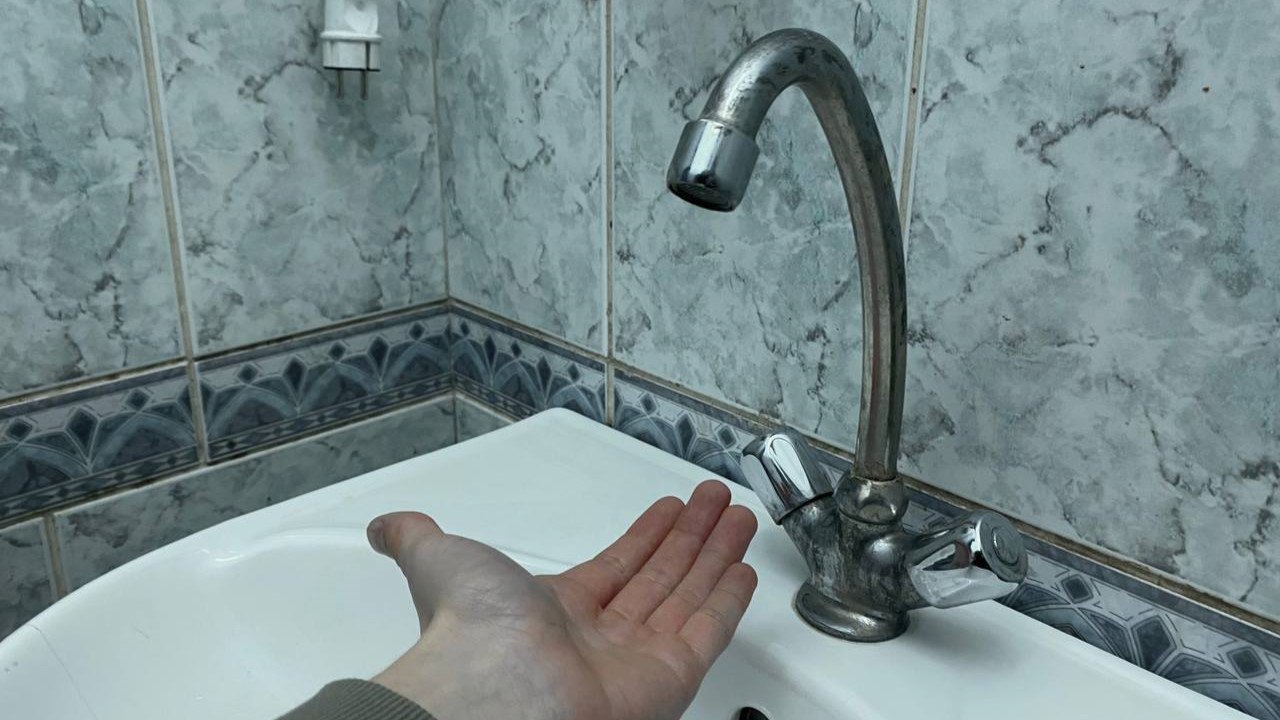 В Самаре аномальный холод замораживает трубы водоснабжения В Куйбышевском районе областной столицы сложилась экстренная ситуация из за экстремальных морозов замерзли водопроводные трубы что привело к масштабным перебоям с подачей холодной воды Об этом официально уведомила ресурсоснабжающая компания РКС Самара Аномально низкие температуры вызвали промерзание участков водопроводной сети в результате чего жители ряда домов остались без стабильного водоснабжения По данным организации основная причина образование ледяных пробок в трубопроводах нарушивших циркуляцию воды Для координации действий по ликвидации аварии представители РКС Самара провели срочную встречу с главой Куйбышевского района и инициативной группой местных жителей На месте уже работают аварийные бригады которые отогревают замерзшие трубы и начали земляные работы по монтажу дополнительной перемычки между сегментами сети Это позволит восстановить циркуляцию воды в обход проблемных участков В компании подчеркнули что держат ситуацию на особом контроле и рассчитывают полностью устранить последствия в течение недели ГТРК Самара MAX lВК lОК lСАЙТ