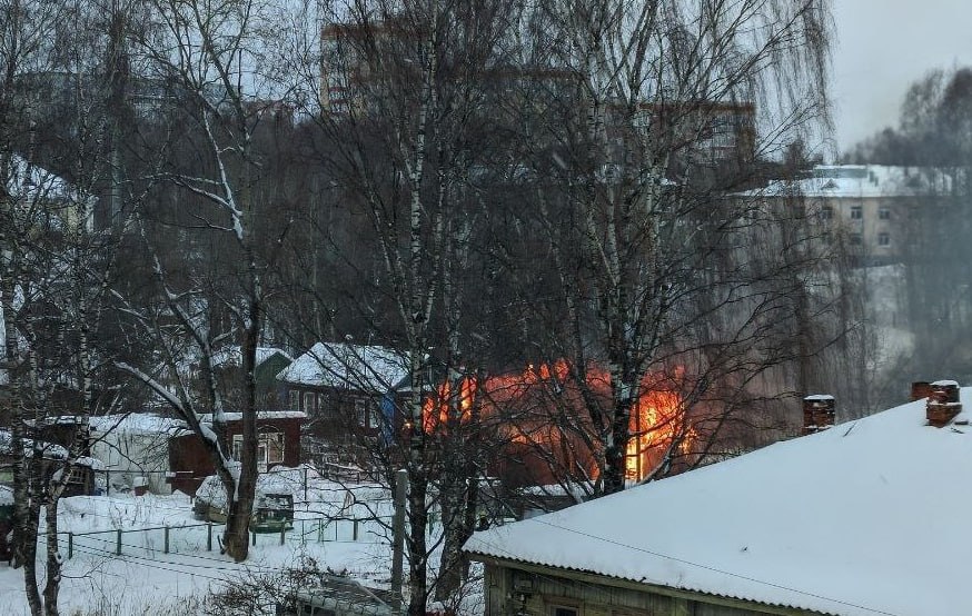 В Сыктывкаре горит деревянный дом  Огонь охватил двухэтажную постройку.  Как сообщили БНК в МЧС по Коми, 3 января на улице Свободы в Сыктывкаре произошёл пожар в частном жилом доме. Предварительно, пострадавших нет.  В тушении пожара задействованы огнеборцы Сыктывкарского пожарно-спасательного гарнизона.  Причина устанавливается дознавателями МЧС России.  Фото из телеграм-каналов «Сыктывкар Online» и «Сыктывкар №1»