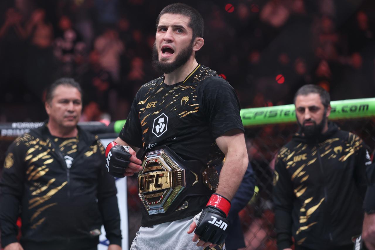 Ислама Махачева лишили титула чемпиона UFC после решения провести бой в полусреднем весе. В ночь на 14 мая UFC сообщил, что Чарльз Оливейра и Илия Топурия 29 июня проведут бой за чемпионский пояс в легком весе. Махачев же должен провести бой с чемпионом в полусреднем весе Джеком Делла Маддаленой. Однако дата боя неизвестна. Но произойдет это не в ближайшие месяцы, ведь австрилец только 11 мая завоевал чемпионский пояс. Бой против Маддалены станет для россиянина первым в полусреднем весе. Разница между двумя весовыми категориями составляет 7 кг. Ранее Махачев говорил, что не собирается освобождать титул в легком весе, поскольку хочет иметь два пояса. Однако в UFC не раз отмечали, что планируют прекратить практику сохранять пояса при переходе в другую весовую категорию.