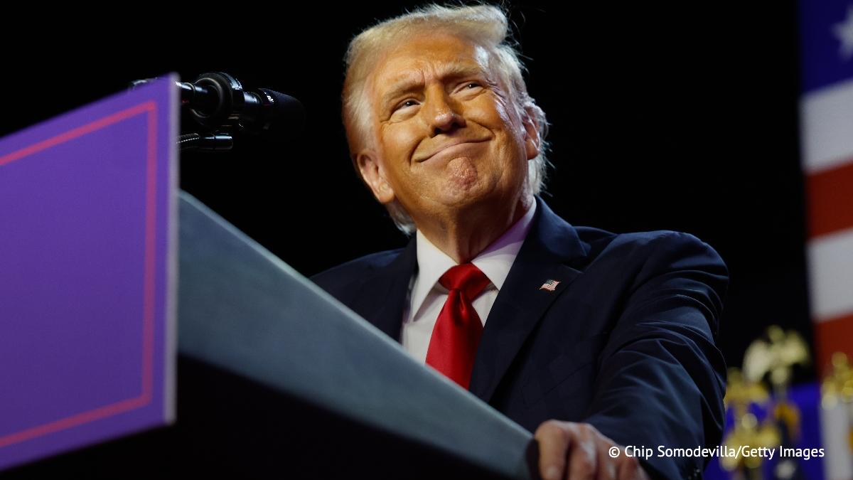 Трамп может выплатить самому себе от лица правительства США компенсацию в 1 млрд за обыск ФБР в его частной резиденции Мар а Лаго Знаете я подал иск и выигрываю дело Есть только одна проблема именно я должен его урегулировать При этом он добавил что полученные средства будут направлены на благотворительность