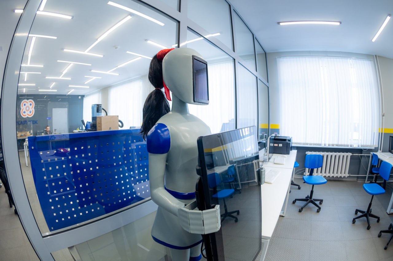 Южноуральские школьники стали победителями первой олимпиады по робототехнике Подведены итоги первой российской открытой олимпиады по робототехнике Финал мероприятия прошёл в федеральном центре беспилотных авиационных систем В нём приняло участие порядка 400 школьников из 26 регионов страны В итоге победителями были объявлены учащиеся из Москвы Санкт Петербурга Московской Пензенской Свердловской и Челябинской областей Южноуральцев в списке двое оба они родом из Миасса Победителями стали Егор Немцев из МБОУ СОШ 13 имени Кашигина и Тимофей Козлов из МКОУ СОШ 9 Кроме того 61 участник олимпиады стал призёром состязания В этом списке также есть представители Челябинской области и школьники из соседней Свердловской области Накануне победителей и призёров соревнования чествовали в индустриальном парке Руднево Ребят поздравили вице премьер Дмитрий Чернышенко и министр просвещения Сергей Кравцов Вы показали лучшие результаты среди более чем 2 6 тысячи участников из 66 регионов России Это настоящий повод для гордости обратился к олимпиадникам зампред федерального правительства government rus eugenejut