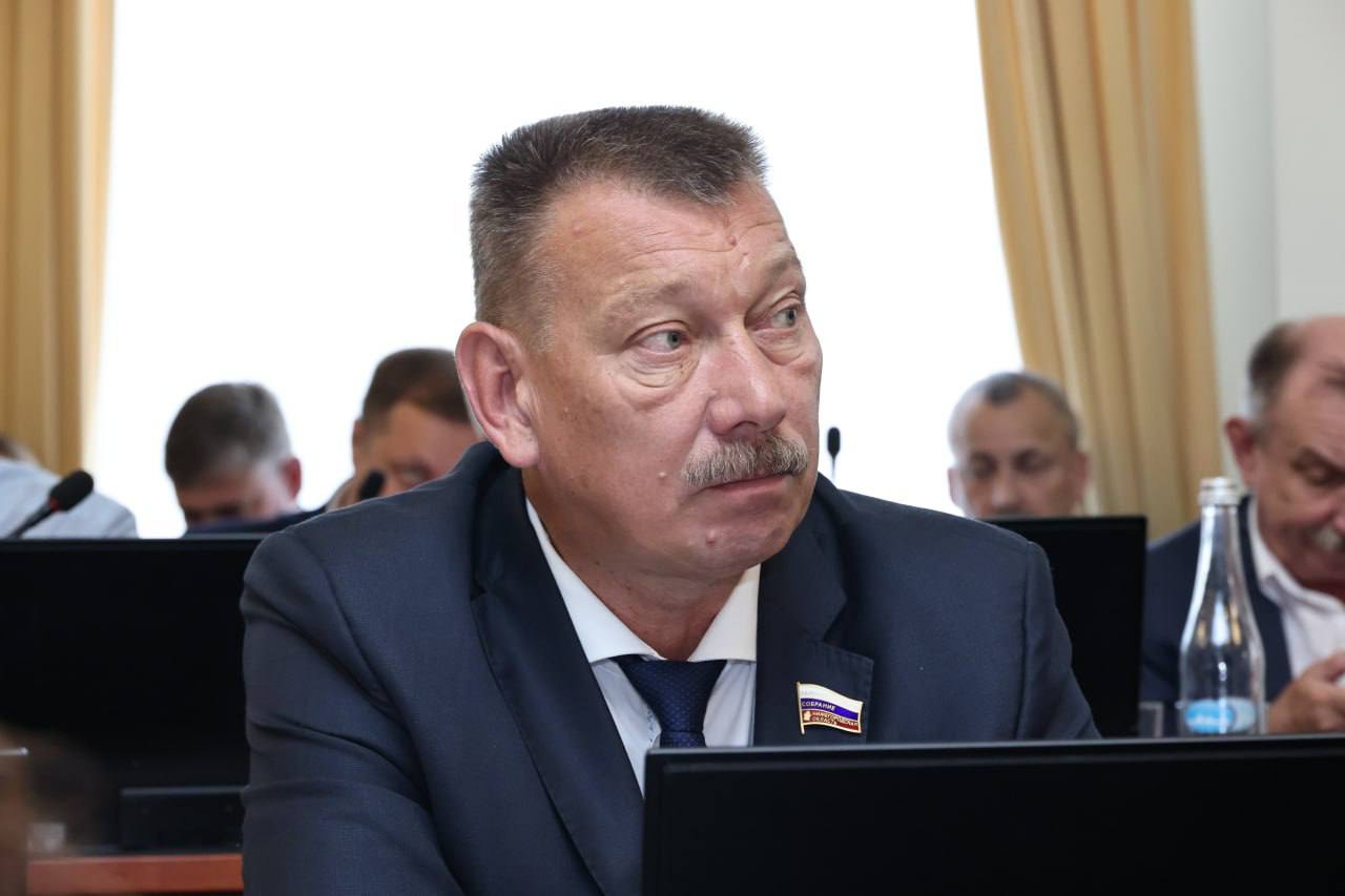 Навязчивое попрошайничество в общественных местах теперь под запретом  Депутаты областного парламента приняли важный закон, защищающий жителей и гостей региона от назойливого приставания в общественных местах.  Где действует?  Парки, скверы, туристические места, зоны отдыха – везде, где особенно досаждали такие действия.  Поправки в КоАП устанавливают административную ответственность за приставание к гражданам в общественных местах в целях попрошайничества или гадания.   После заключения соглашения с МВД, сотрудники полиции получат право составлять протоколы по правонарушениям, а рассматривать дела будут в суде. Нарушителям будет грозить штраф.