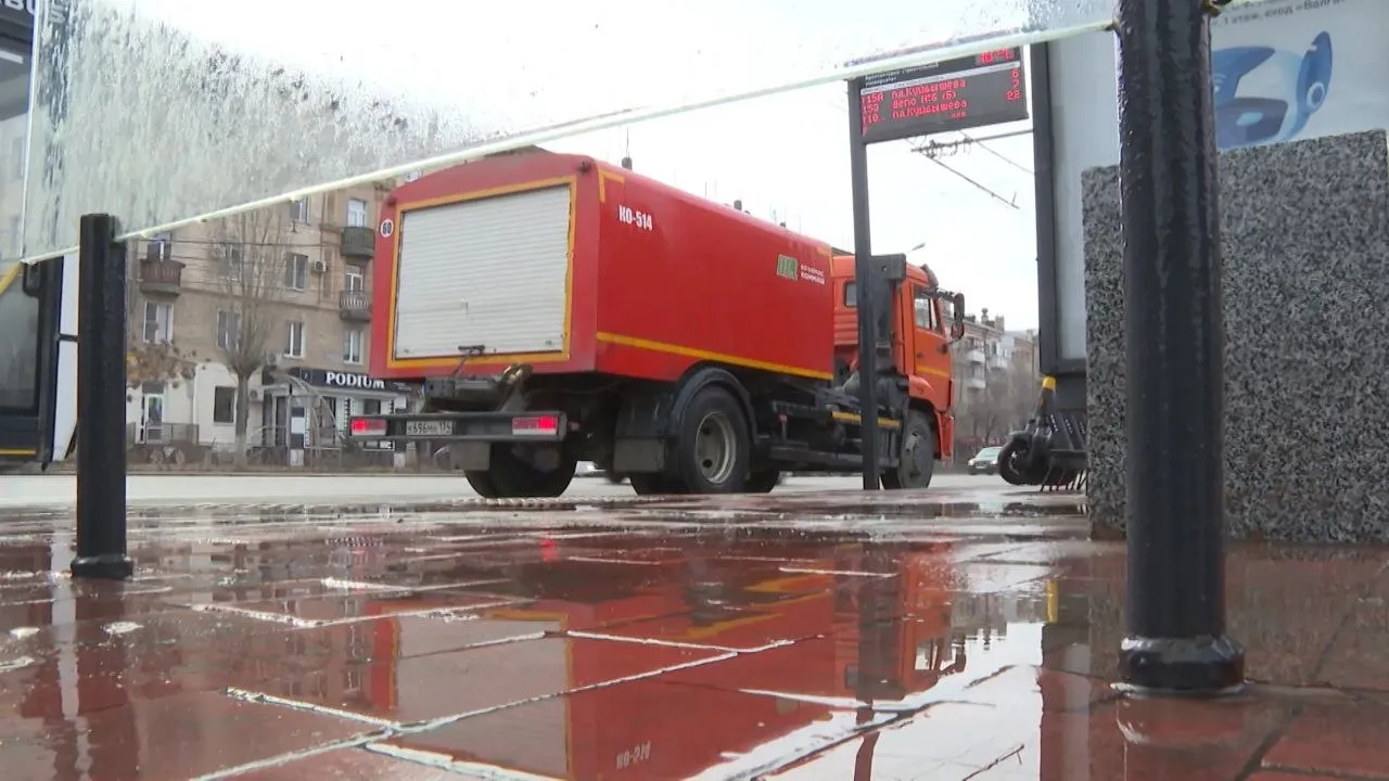 С начала весны в Волгограде отмыли 850 квадратов дорожного покрытия Работы продолжаются ежедневно во всех районах города в дневную и ночную смены Дорожные службы проводят мойку прилотковых участков дорог ограждений опор наружного освещения и светофоров остановочных павильонов Подписаться Перейти на сайт MAX