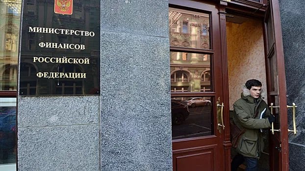 Министерство финансов России оценило ситуацию с растущим государственным долгом России.   В Минфине полагают, что размер госдолга остается на безопасном уровне. Кроме того, там напомнили, что расходы на его обслуживание зависят от номинального объема долга и уровня процентных ставок.  Ранее Счетная палата России заявила, что за январь-сентябрь 2024 года государственный долг вырос на 4,3 процента, если сравнивать с тем же периодом прошлого года и дошел почти до 26,707 триллиона рублей. В денежном выражении прирост оценили примерно в 1,11 триллиона рублей. В конце октября 2024 года эксперты Международного валютного фонда понизили ожидаемый уровень госдолга РФ с 20,8 до 19,9 процента от ВВП по итогам текущего года. Они считают, что в 2025 году совокупный размер долговых обязательств страны вырастет до 20,4 процента от национального валового продукта, а к 2029-му — до 25,1 процента.