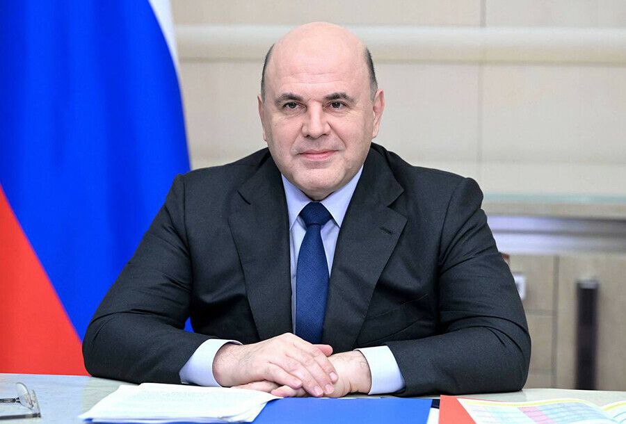Премьер-министр РФ Михаил Мишустин приедет в Дальневосточный федеральный округ. В рамках рабочего визита в макрорегион он 21–22 июля посетит Благовещенск и Читу, сообщила пресс-служба правительства в официальном Telegram-канале.  21 июля Михаил Мишустин в Благовещенске осмотрит строящийся новый аэровокзальный комплекс международного аэропорта, автомобильный пункт пропуска через государственную границу «Кани-Курган» и таможенно-логистический терминал «Каникурган», – говорится в сообщении пресс-службы.  Глава правительства встретится с губернатором Амурской области Василием Орловым. В программе премьера есть и посещение социально-культурного объекта.  По данным пресс-службы, сопровождать Михаила Мишустина будут министр транспорта Андрей Никитин, министр по развитию Дальнего Востока и Арктики Алексей Чекунков, а также министр сельского хозяйства Оксана Лут
