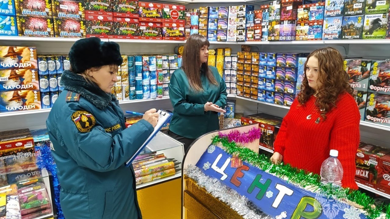 В Якутии сотрудники МЧС России проводят рейды по местам реализации пиротехники  Инспекторы ГПН проводят в рейды по местам реализации пиротехнической продукции в целях пресечения несанкционированной реализации и контроля за соблюдением установленных требований пожарной безопасности.  "Кроме того, органами муниципального самоуправления определены специализированные места для использования  запуска  пиротехнических изделий населением в период празднования новогодних и рождественских праздников на территории населенных пунктов. Всего насчитывается 60 таких площадок в 10 районах республики и в городе Якутске", - отметил Сергей Овчинников, заместитель начальника ГУ МЧС России по Республике Саха  Якутия  – начальник управления надзорной деятельности и профилактической работы ГУ МЧС России по РС  Я .   Специалисты МЧС России уже провели профилактические визиты в 45 торговых точек. При этом особое внимание уделяется наличию первичных средств пожаротушения, пожарной сигнализации, планов эвакуации и запасных выходов из тех помещений, где реализуется пиротехническая продукция.