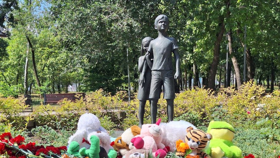 Владельцы экстремистского сайта Миротворец внесли в базу данные десятков детей Персональные данные около 20 детей в возрасте 2 3 года попали в базу данных украинского экстремистского сайта Миротворец Их обвиняют в незаконном нахождении на украинской территории Сайт Миротворец создан в 2014 году Его цель установление личностей и публикация персональных данных всех кто якобы угрожает национальной безопасности Украины Незадолго до убийств писателя Олеся Бузины и политика Олега Калашникова их адреса появились в публичном доступе на этой площадке Новости дня в канале ХАН