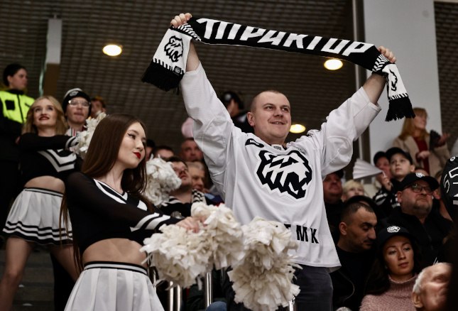 Трактор прервал серию поражений обыграв Барыс   www up74 ru articles news 168019 Черно белые добились успеха благодаря голам Михаила Горюнова Рольгизера и Логана Дэя Самое главное победа Мы ее добились Результат есть на послематчевой пресс конференции отметил Евгений Корешков главный тренер Трактора Что касается непосредственно матча появилось очень много позитивных моментов Отмечу что много блокировали бросков играли на команду Это очень здорово Выезд начали на позитиве У нас ещё три матча и мы будем прибавлять от игры к игре