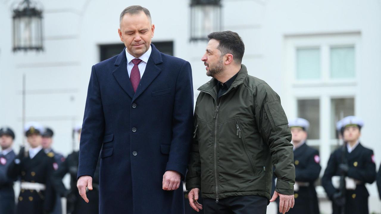 В Польше Навроцкий подарил Зеленскому двухтомник Документы Волынской резни Wiadomości В книге свидетельства очевидцев убийств поляков украинскими националистами