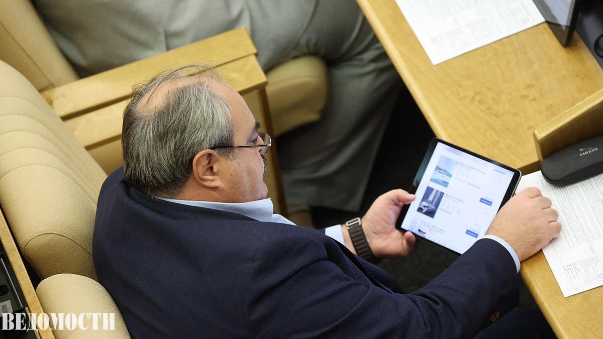 Алексей Веллер скорее всего не будет переизбираться в Госдуму Бывший мэр Мурманска депутат Госдумы Алексей Веллер Единая Россия избранный по Енисейскому избирательному округу 57 в Красноярском крае скорее всего не будет баллотироваться в следующий созыв нижней палаты парламента рассказали источники Ведомостей По словам источника в Красноярском крае депутат тяготился ограничениями появившимися в период работы восьмого созыва Думы например за несанкционированный выезд за границу парламентариям с 2024 года грозит лишение мандата и еще до старта избирательной кампании решил на новый срок не идти По данным тех же собеседников Ведомостей вместо Веллера в Енисейском избирательном округе будет баллотироваться бывший вице президент по федеральным и региональным программам ПАО ГМК Норильский никель Андрей Грачев Передвижение Веллера в Красноярский край пять лет назад было связано с тем что надо было дать свободу рук губернатору Мурманской области Андрею Чибису вспоминает президент фонда Петербургская политика Михаил Виноградов Telegram Max