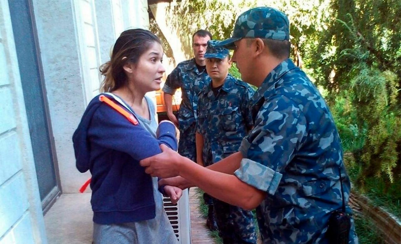 Правительство Узбекистана выступило с официальным заявлением в ответ на заключение Рабочей группы по произвольным задержаниям Совета ООН по правам человека относительно уголовного преследования Гульнары Каримовой. Рабочая группа ООН признала лишение свободы Гульнары Каримовой, дочери бывшего президента Узбекистана, незаконным и противоречащим международным стандартам в области прав человека. Соответствующее заключение было принято на 102-й сессии группы в апреле 2025 года. В заключении отмечается, что арест и последующее содержание Каримовой под стражей сопровождались многочисленными нарушениями. В заключении содержится призыв к правительству Узбекистана немедленно принять меры для устранения нарушений, обеспечить право Каримовой на компенсацию и провести независимое расследование обстоятельств ее содержания под стражей. В ответ на это заключение власти Узбекистана выступили с официальным заявлением, выразив обеспокоенность тем, что позиция Рабочей группы была сформирована на основе односторонней информации, предоставленной только одной стороной. Подробности читайте на сайте "Ферганы"