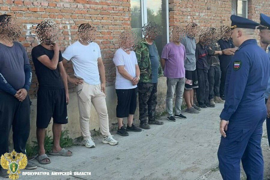 Прокуратура Амурской области во взаимодействии с управлением Росгвардии, УМВД России по Амурской области провела проверку исполнения законодательства в сфере миграции. Выяснилось, что на территории кирпичного завода в Благовещенском муниципальном округе трудятся 16 иностранных граждан, пребывающих на территории Российской Федерации с нарушением действующего законодательства. Сотрудниками подразделений УМВД России по Амурской области нарушители привлечены к административной ответственности, им назначены штрафы на общую сумму 32 тысячи рублей, 11 лицам назначено дополнительное наказание в виде административного выдворения за пределы России.
