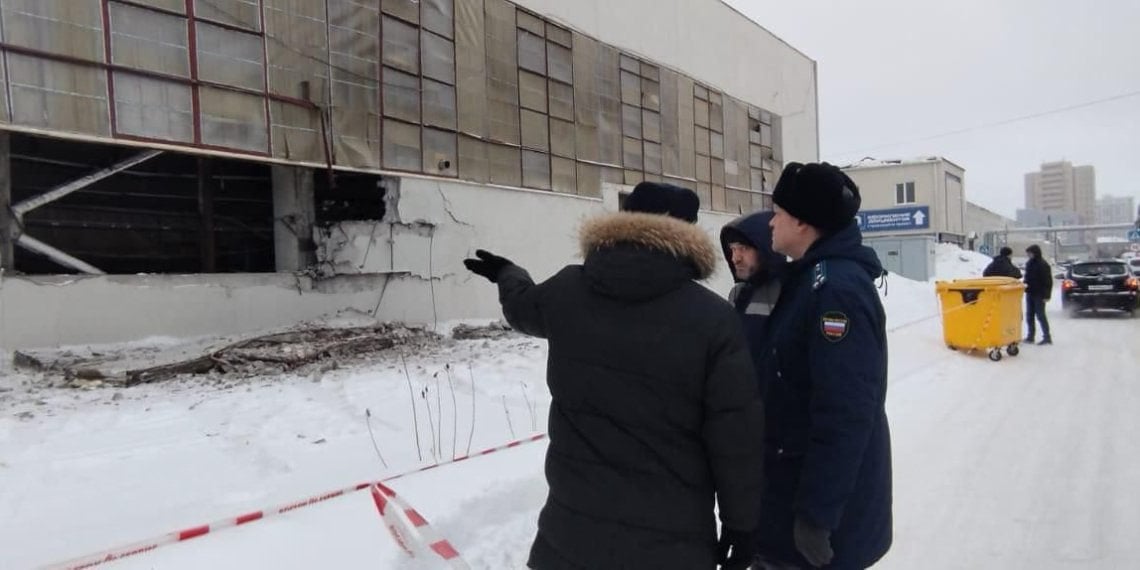 В Новосибирске произошел взрыв на заводе по производству газированных напитков на ул. Планетная.  Предварительно установлено, что инцидент произошел сегодня ночью. Из-за взрыва обрушились кровля и стены здания.  Пострадал 30-летний сотрудник организации, арендующей этот объект. Прокуратура региона организовала проверку по факту произошедшего.  Фото: прокуратура Новосибирской области   Подписывайтесь на «Ъ-Сибирь»