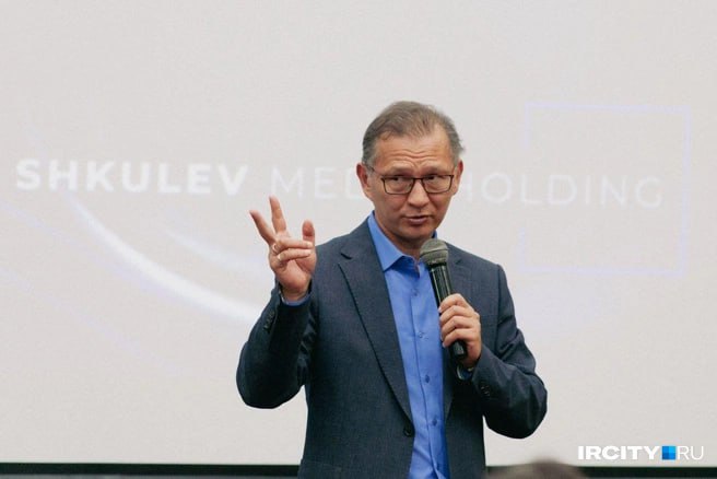 Бывшего вице-мэра Иркутска Андрея Южакова назначили зампредом правительства Приангарья Информация об этом опубликована на официальном сайте правительства. Что он будет курировать, пока неизвестно. На момент публикации не удалось получить комментарий ни у самого Южакова, ни в пресс-службе регионального кабмина. Южаков ушел с поста вице-мэра осенью 2024 года, он перешел на работу в золотодобывающую компанию «Лензолото». Там он курировал взаимодействие с органами власти. До того, как стать вице-мэром, чиновник занимал должность первого заммэра Иркутска, а до этого — возглавлял аппарат администрации и был советником главы города. Также в его послужном списке — работа в реготделении «Единой России», строительной компании «Новый город» и аппарате правительства Приангарья.