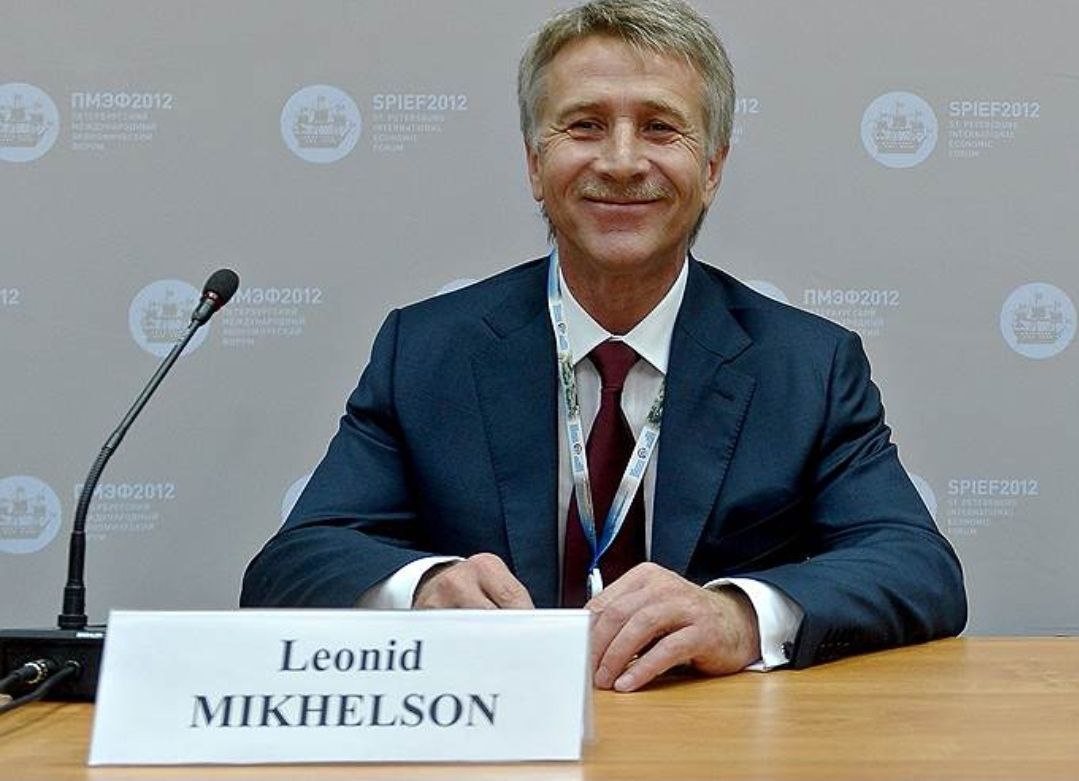 Новатэк Леонида Михельсона за 2 3 3 4 млрд купил у ГК Абсолют большой строящийся офис в бизнес кввртале Абсолют Переделкино 12 тыс м² Сделка завершена Надо сказать Леонид Михельсон и его топ менеджеры просто отлично устроились работа теперь поближе к дому Остается также поаплодировать строителю миллиардеру Александру Светакову с компанией В таком месте сделать офисы дорогого стоит Переделкино называют поселком писателей но это не вся история этого местечка Жирнее бизнес здания были бы только в Жуковке поближе к синагоге Но там и офисы должны были быть классом получше чем в Кремле SEMPER IRATUS инсайды и подробности