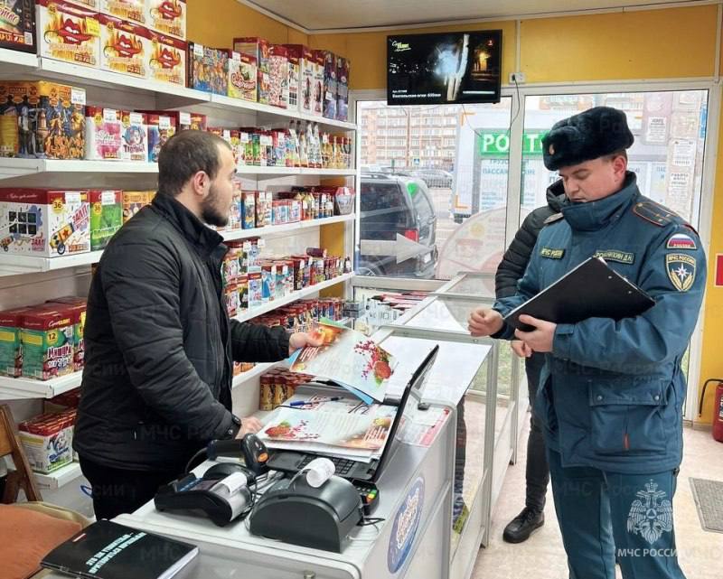 Осторожнее с пиротехникой! Профилактический рейд в Музыкальном  С целью обеспечения пожарной безопасности вчера был проведен профилактический рейд. Сотрудники МЧС России проинформировали граждан и объекты торговли, распространяющих и хранящие пиротехнические изделия, о необходимости соблюдать  правила пожарной безопасности  при использовании пиротехники.  МЧС России напоминает:   покупай сертифицированную пиротехнику;    строго следуй инструкции производителя;   не давай детям;   не запускай пиротехнику дома и вблизи зданий, деревьев, линий электропередач и скопления людей;   в зависимости от вида пиротехники варьируется безопасное расстояние от полуметра для бенгальских огней и свыше 20 метров для многозалповых салютов и фейерверков.   /фото/