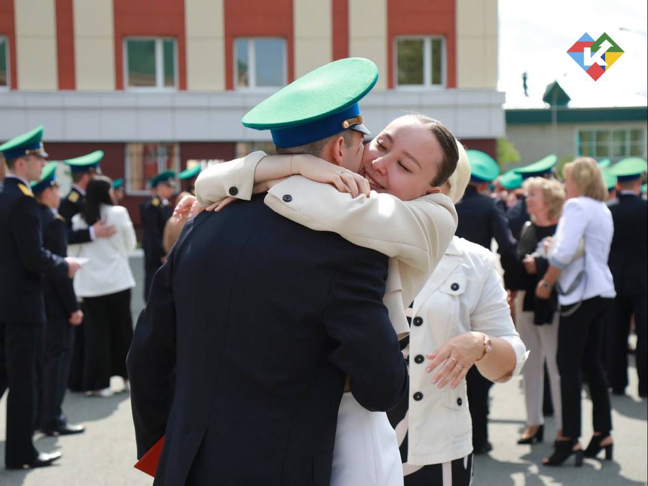 В Кургане состоялся очередной выпуск офицеров Курганского пограничного института ФСБ России Вице губернатор – руководитель аппарата губернатора Андрей Алексеев вручил офицерам, окончившим обучение с отличием, дипломы и нагрудные знаки. На плацу прошло построение. Выпускники, преклонив колено, прощались с Боевым знаменем института. удачи молодым офицерам