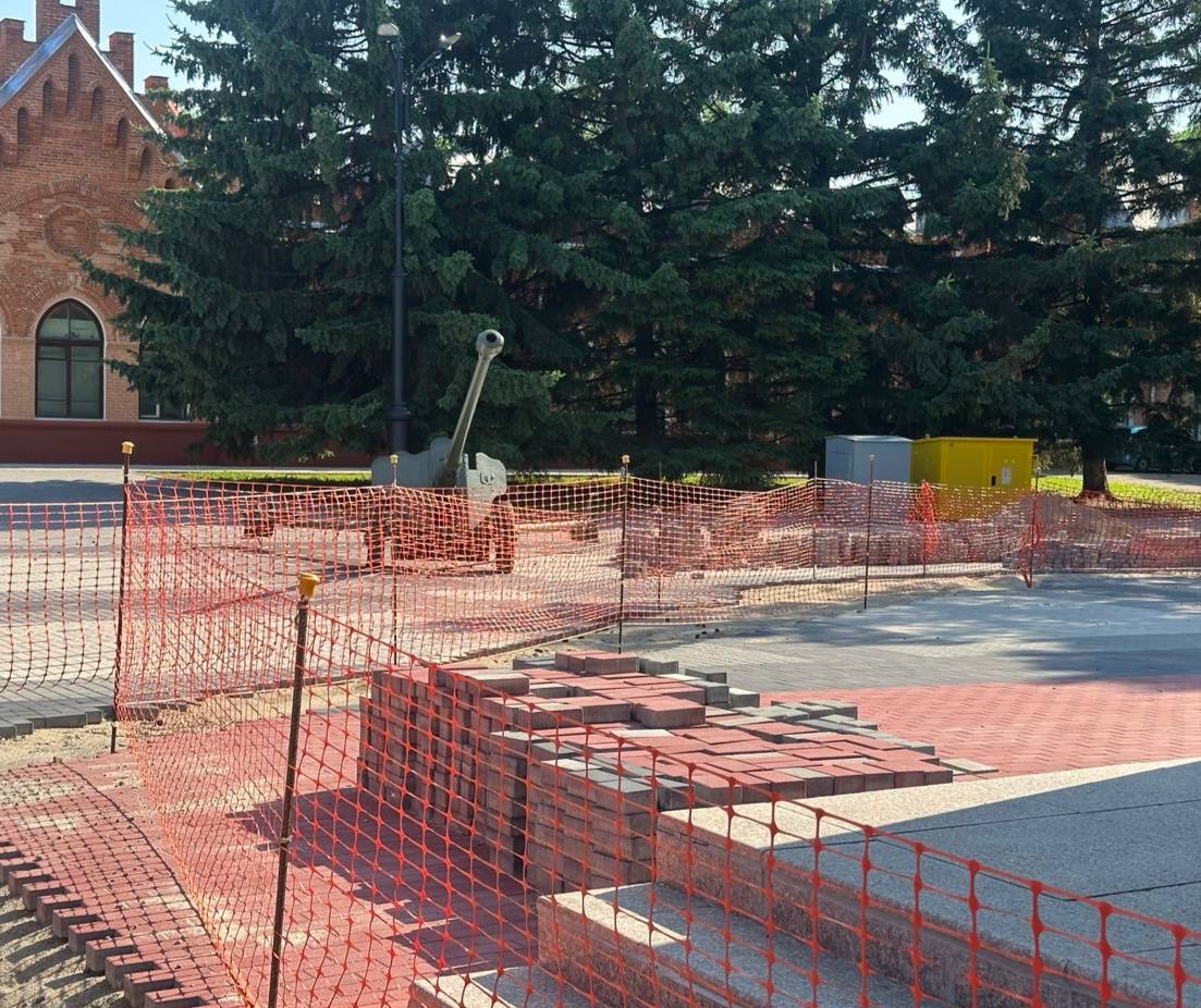 В городе продолжается реализация важного и долгожданного проекта — газификация Вечного огня на площади Победы. Об этом рассказал мэр Благовещенска Олег Имамеев. Благодаря кому она стала возможна и какие работы ведут на объекте сейчас, читайте здесь.