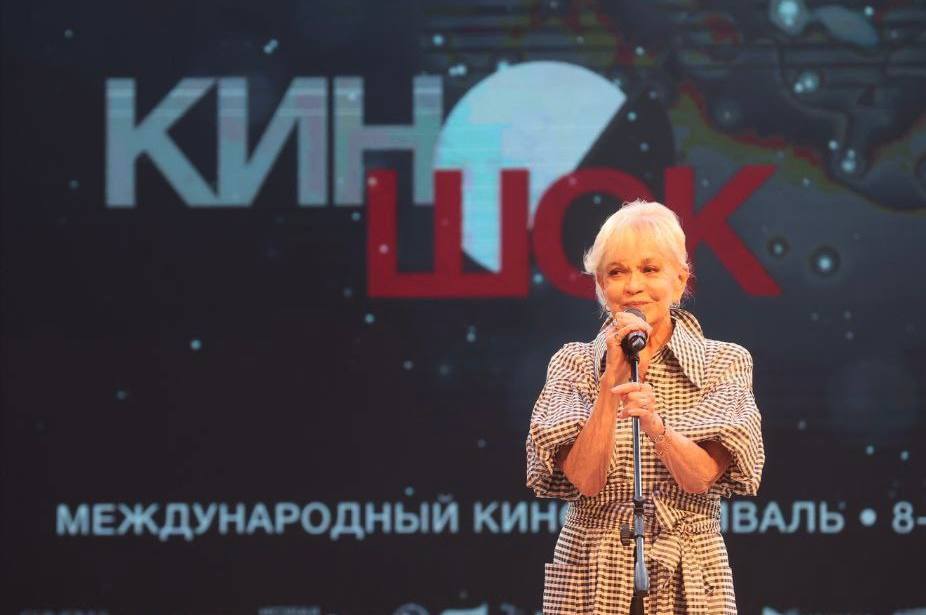 Ушла из жизни Почетный гражданин Анапы Ирина Борисовна Шевчук Она была создателем кинофестиваля Киношок в Анапе в 1992 году занимала должность вице президента фестиваля а с 2003 года была его генеральным директором Киношок стал первым масштабным событием культурной жизни Черноморского побережья в постперестроечный период способствовал росту популярности Анапы и созданию ее имиджа как фестивальной гавани Юга России Фестиваль стал значимым кинематографическим событием страны и уникальным явлением в культурной жизни Анапы жители и гости которой получили возможность стать участниками фестивальных программ первыми зрителями киноновинок побывать на встречах с выдающимися режиссерами сценаристами актерами театра и кино России и стран СНГ За высокопрофессиональный труд большой вклад в развитие культуры Анапы и Краснодарского края Ирина Шевчук награждена медалью За выдающийся вклад в развитие Кубани Выражаю искренние соболезнования родным близким и поклонникам таланта Ирины Борисовны