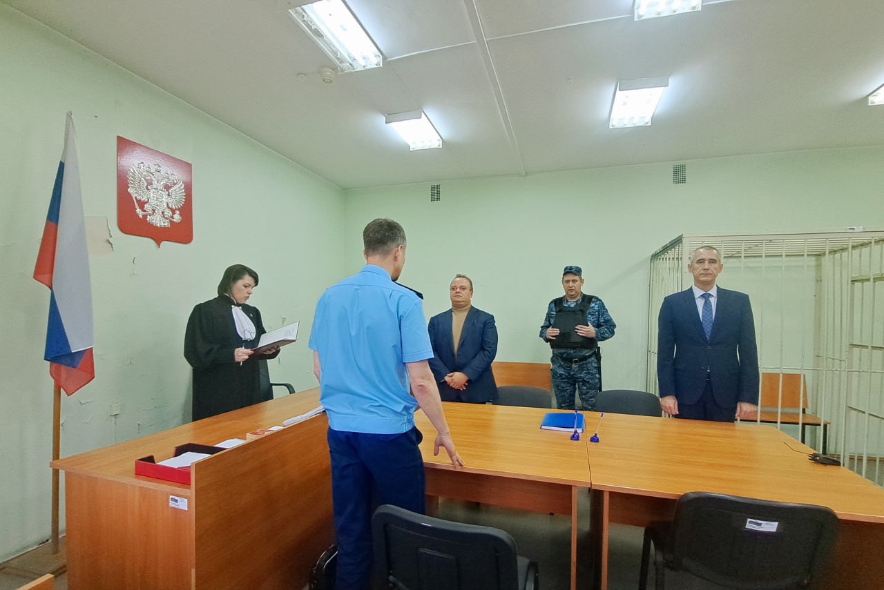 Заму осужденного за коррупцию экс-мэру свердловского Дегтярска дали условный срок. Ильин, которого обвинили в незаконном участии в предпринимательской деятельности и превышении полномочий, вину признал в полном объеме. Так как он пошел на сделку со следствием, его дело рассматривали в особом порядке Наказанием для Ильина стали 4 года лишения свободы и права в течение двух лет работать на государственной и муниципальной службе - условно.   По версии следствия, осенью 2023 года Ильин — владелец двух фирм — подписал сам и убедил других ответственных чиновников подписать документы о приемке водопровода в Дегтярске, хотя работы до конца выполнены не были. Стоимость контракта превысила 258,8 млн рублей. Еще раньше суд приговорил к десяти годам колонии его начальника - бывшего мэра города Пильникова.  Главный политический канал Урала