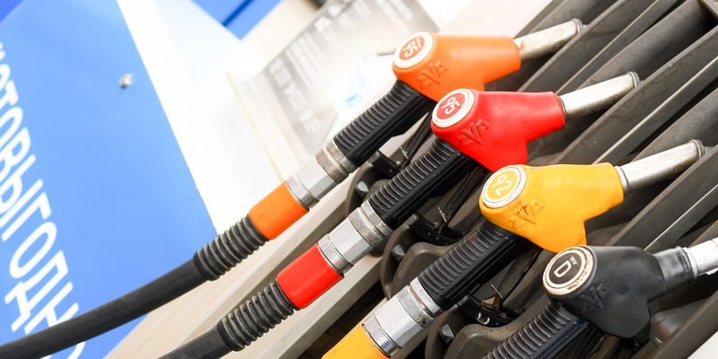 Государственное планирование и своевременная актуализация топливно энергетических балансов ТЭБ позволят эффективно использовать на транспорте все виды энергетических ресурсов и нивелировать риски кризисов на топливном рынке Об этом заявил Российской газете зампред Комитета Госдумы по энергетике Юрий Станкевич По его мнению ключевыми рисками для нефтяной отрасли в целом включая сегмент нефтепродуктообеспечения являются постоянное ухудшение фискальных условий нерыночное ценообразование сдерживание цен отсутствие гибкости регулирования Стратегический вектор развития топливного рынка заключается в необходимости привлечения в ближайшие годы инвестиций сотен миллиардов рублей в модернизацию нефтепереработки для увеличения выхода светлых нефтепродуктов бензин дизель авиакеросин и наращивания мощностей по производству бензина Ежегодная переработка 280 млн тонн нефти тот минимум на который мы должны ориентироваться отметил парламентарий