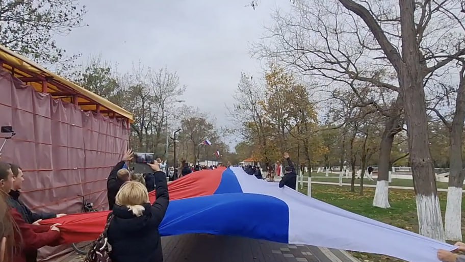 Сальдо основной этап интеграции Херсонской области пройден идет донастройка Херсонская область в финансовой правовой и социальной сферах прошла основной этап интеграции в российское пространство идет доводка отдельных элементов Об этом Херсонскому агентство новостей заявил глава региона Владимир Сальдо В регионе действует российское законодательство работают системы образования здравоохранения социальной защиты налогообложения Зарплаты пенсии пособия льготы выплачивают по российским правилам Можно уверенно говорить о завершении основной фазы интеграции констатировал он При этом как отметил губернатор по ряду направлений в том числе по сложным инфраструктурным и имущественным вопросам переходный период продлен до 1 января 2028 года Интеграция переходит из стадии настроить систему в добиться устойчивого результата Важен не сам факт включения в правовое поле а качество жизни людей Вот здесь работы еще много заключил он