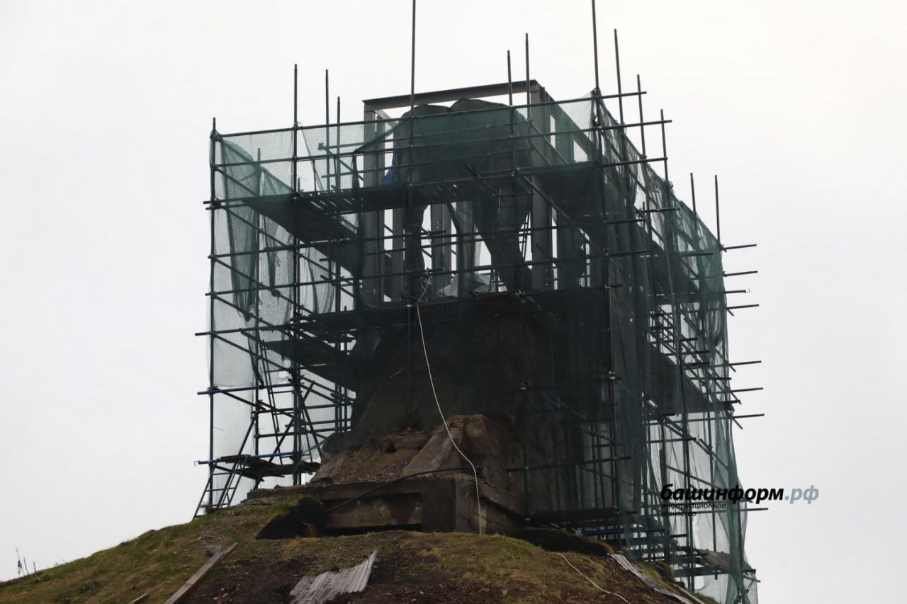 В Уфе демонтаж памятника Салавату Юлаеву вышел на завершающий этап Фигуру национального героя и верхнюю часть коня уже сняли и перевезли в цех На постаменте осталась нижняя часть коня которую демонтируют до конца месяца с помощью 300 тонного крана Реставрация пройдёт до осени 2027 года