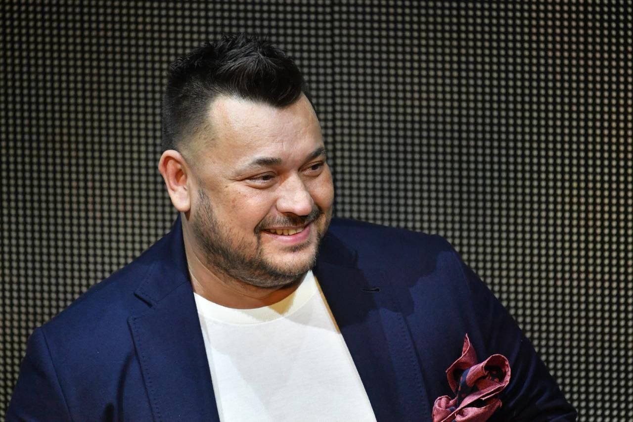 Лидер группы Руки вверх Сергей Жуков стал совладельцем магазина одежды Nuw Store он получил 33 33 компании следует из базы данных СПАРК Интерфакса Оставшаяся мажоритарная доля 66 67 принадлежит Александру Муравьеву Представитель Жукова подтвердил Ведомостям факт сделки Сумма сделки если она была денежной могла составить для Жукова не менее 35 млн рублей оценивает гендиректор Infoline аналитики Михаил Бурмистров Концепция магазина выглядит интересной на фоне всплекса интереса у уличному андеграунду 90 х и нулевых считает директор по развитию и стратегии Depot Фархад Кучкаров Киселев Сергей Агентство Москва Подпишитесь на Ведомости