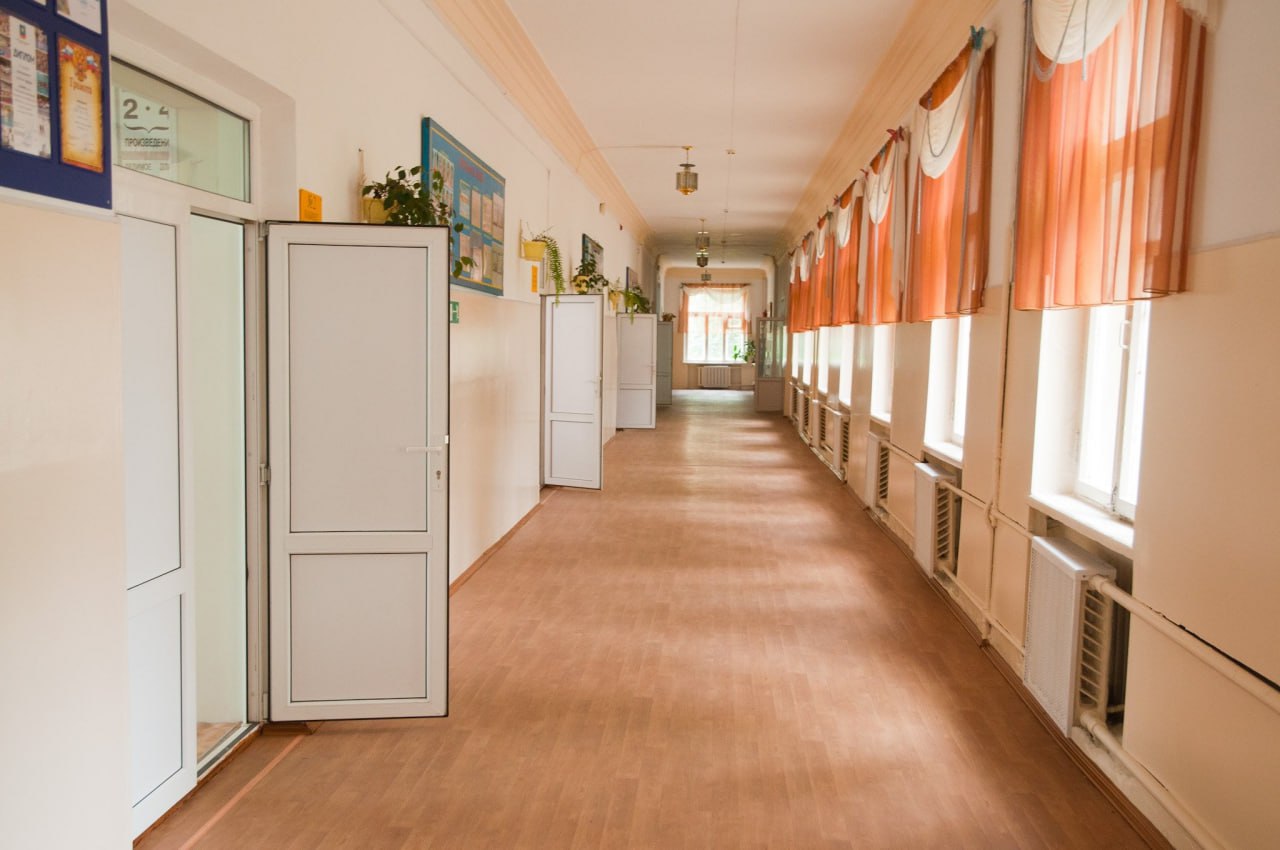 Иностранных роботов не пустят в школы Министерство промышленности и торговли планирует ввести полный запрет на приобретение импортной робототехники для образовательных учреждений Ведомство намерено закрепить в нормативных актах требование о закупке исключительно российских продуктов для школ и институтов Замминистра Василий Шпак на форуме Электроника России 2025 объяснил это решение необходимостью унификации По мнению чиновника если наполнить учреждения зоопарком из оборудования техника окажется несовместимой Кроме того обучение на иностранных платформах готовит кадры скорее для работы за рубежом чем в России поэтому приоритет отдадут отечественным разработкам Ранее в Минпромторге констатировали что импортозамещение идёт непросто к 2025 году лишь 39 предприятий радиоэлектронной отрасли перешли на отечественные системы автоматизированного проектирования в то время как 61 продолжает использовать иностранные решения Deitaru