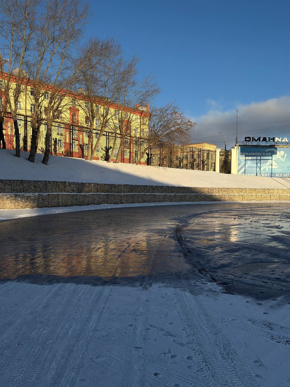 На стадионе Динамо в Ижевске начали заливать каток С радостью сообщаем что наконец то начались работы по заливу льда на нашем катке После долгого ожидания и подготовки мы готовы создать идеальные условия для катания написано на официальной странице спорткомплекса в соцсети ВК Напомним в Ижевске традиционно катки заливают на стадионе Зенит в Березовой роще в парке Кирова и в сквере Драгунова А вот в парке Горького в этом сезоне катка не будет Зато организаторы Пельменьфеста сообщили что впервые зальют большой каток на Центральной площади Фото администрация Ижевска в МАХ