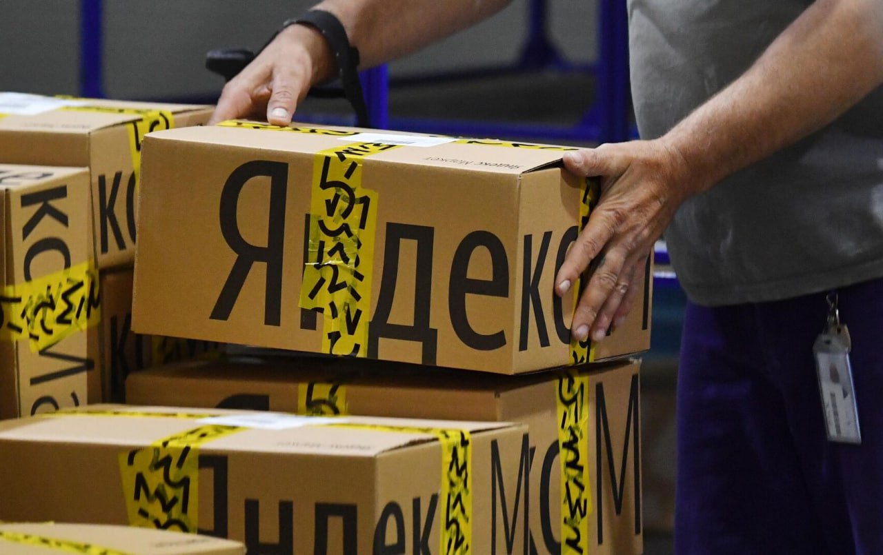 Яндекс доставка откроет 300 пунктов выдачи в Сибири и на Дальнем Востоке Первые в Сибири и на Дальнем Востоке пункты выдачи заказов ПВЗ под брендом сервиса Яндекс доставка откроются до конца года в 300 точках 20 городов этих округов Об этом сообщила пресс служба сервиса Чтобы быстрее доставлять посылки в эти регионы сервис организует авиадоставку Пункты появятся как в крупных региональных центрах например Владивостоке Хабаровске и Иркутске так и в небольших городах Часть ПВЗ будет открыта с сервисом Boxberry часть с новыми региональными партнерами С октября в них будут доступны постоплата частичный выкуп с примеркой и страхование посылок Посылки из Сибири и Дальнего Востока получатели смогут забирать по всей стране через ПВЗ Яндекс маркета или с помощью курьерской доставки